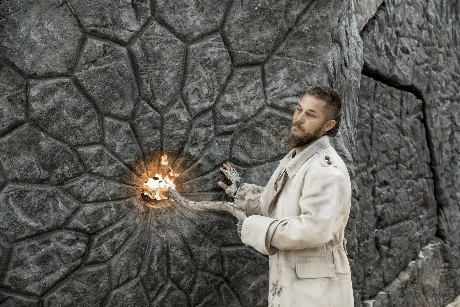 трэвис фиммел взращенные волками. воспитанные волками содержание. трэвис фиммел сериалы 2020. мать волков сериал. воспитанные волками момент с монстром.