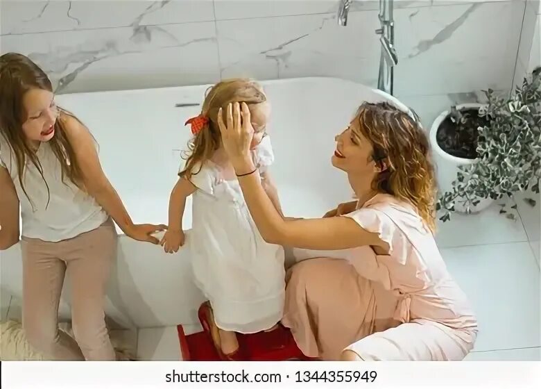 Мама с дочкой в ванной комнате. Дочь в ванной. Мать с дочерью в ванной комнате. Фотосессия в ванне мама и дочка. Папа мама дочка в ванной