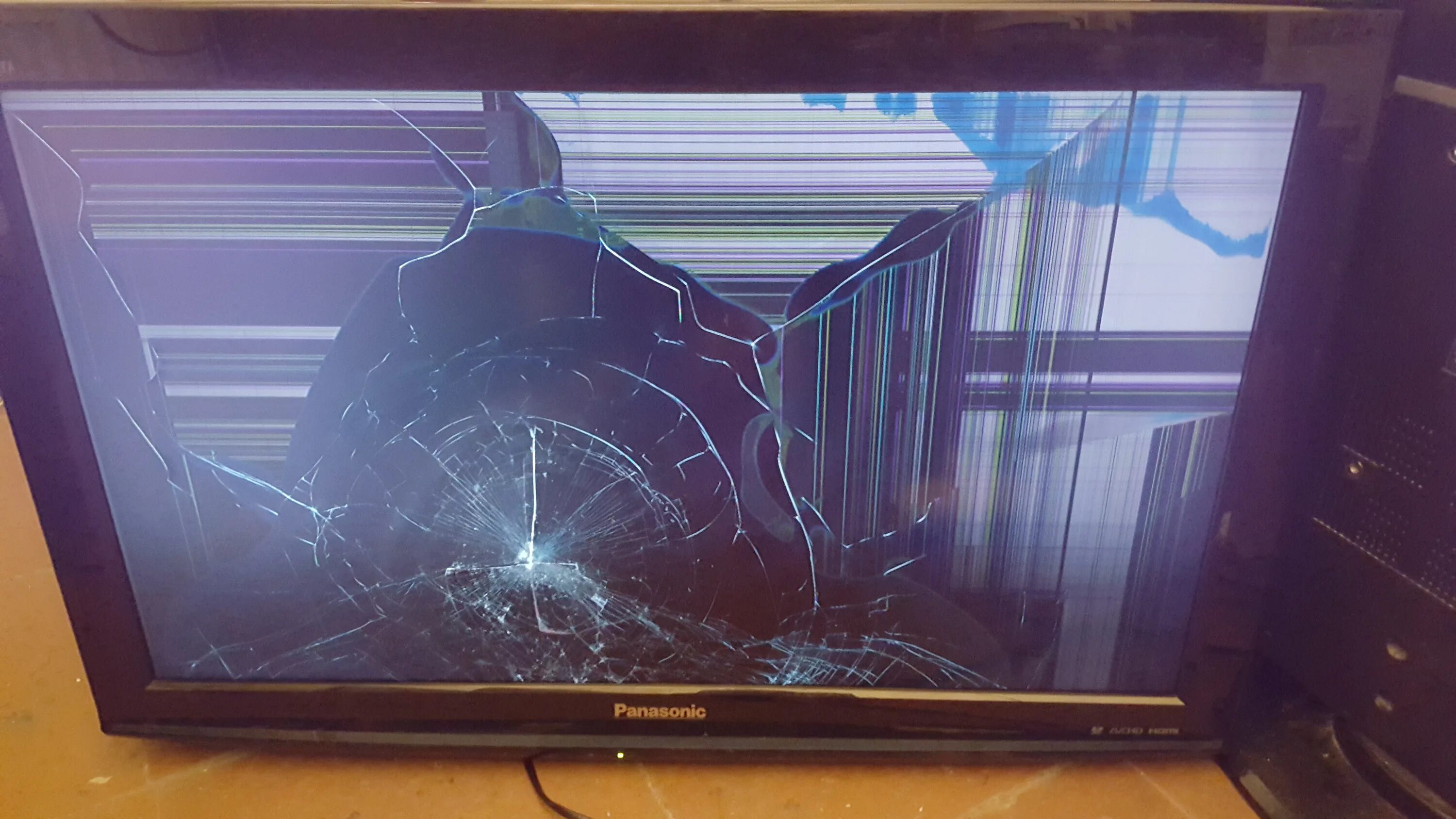 Разбитый телевизор Панасоник. Сломанный телевизор. Разбитый монитор. Телевизор с разбитой матрицей.