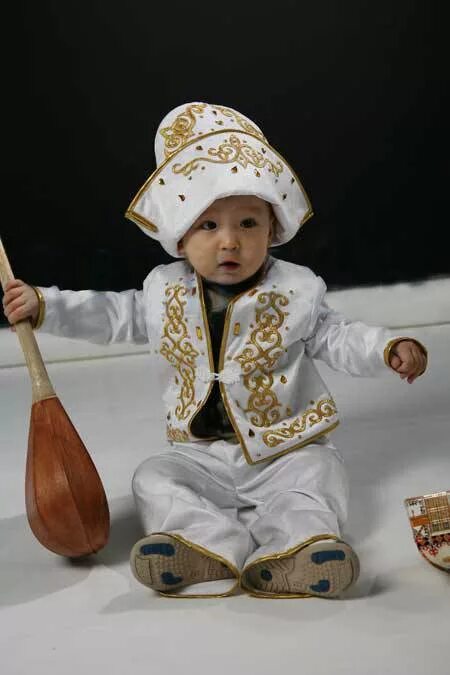 Казахский костюм для мальчика. Казахские костюмы для детей. Казахский национальныйкосюм для мальчика. Казахский национальный костюм для мальчика. Казахские костюм детский