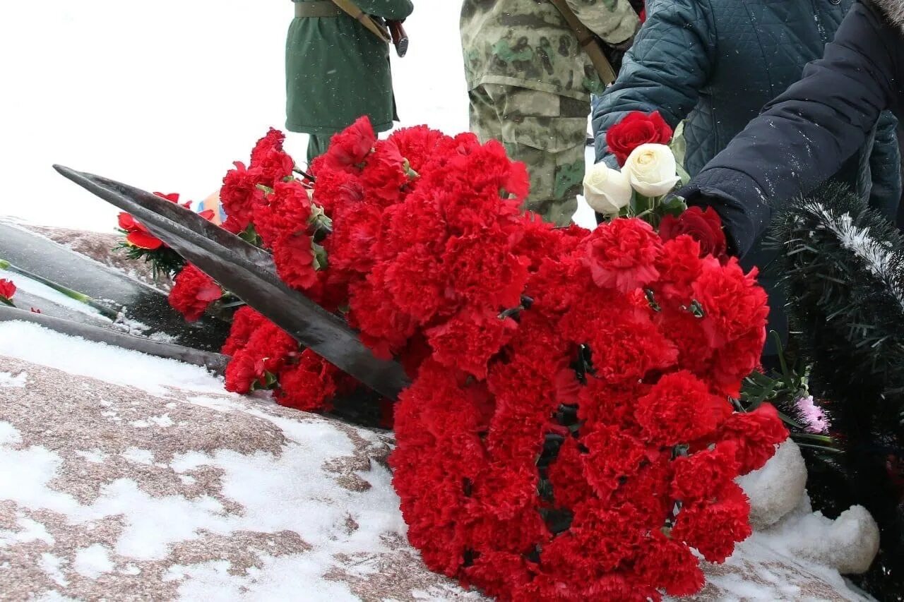 Возложили цветы к памятнику черный тюльпан. День ввода войск в Афганистан 25 декабря. Возложение героям Отечественной Мордовия. Черный тюльпан серпухов