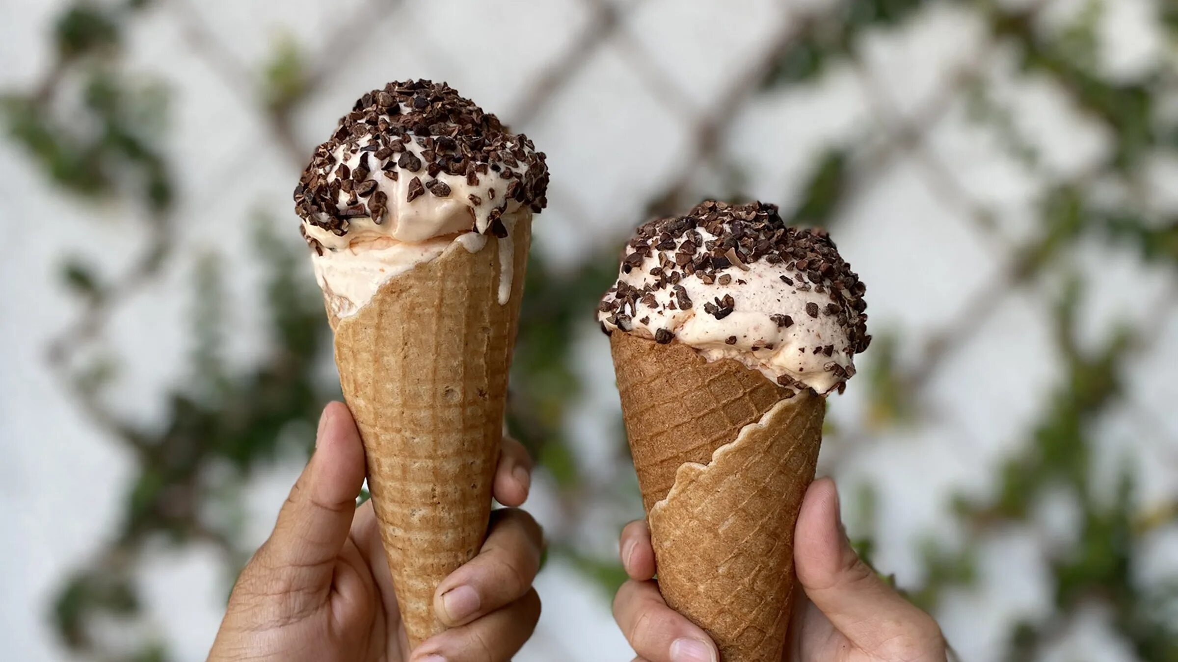 мороженое айс крим. мороженое в вафельном рожке. мороженщик ice cream 8. айс крим рожок шоколадный. самое необычное мороженое.