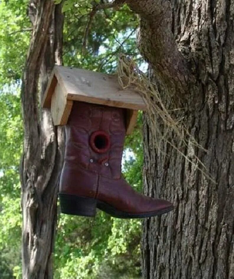 Прилетная доска для улья. Леток улья с пчелами. Под летком. Пчелы кучкуются на прилетной доске. Дохлая пчела.