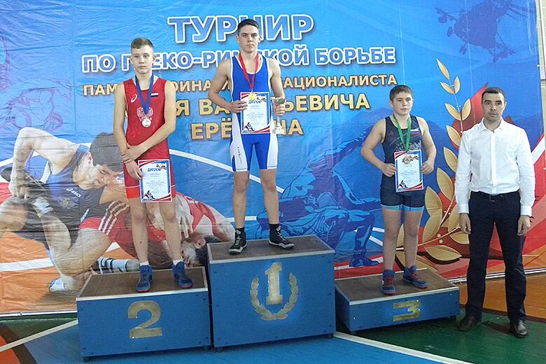 Победитель на вершине пьедестала. Вершина пьедестала. Газпром энергия спорта. Пьедестал 3d. Человек на вершине пьедестала.