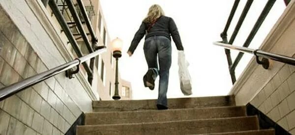 Сон видела по лестнице поднимаются. Человек на стремянке. lesnica i chelovek. подниматься по лестнице во сне. забирался по лестнице во сне.