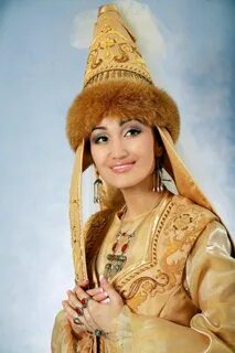 Девушка в казахском национальном костюме
