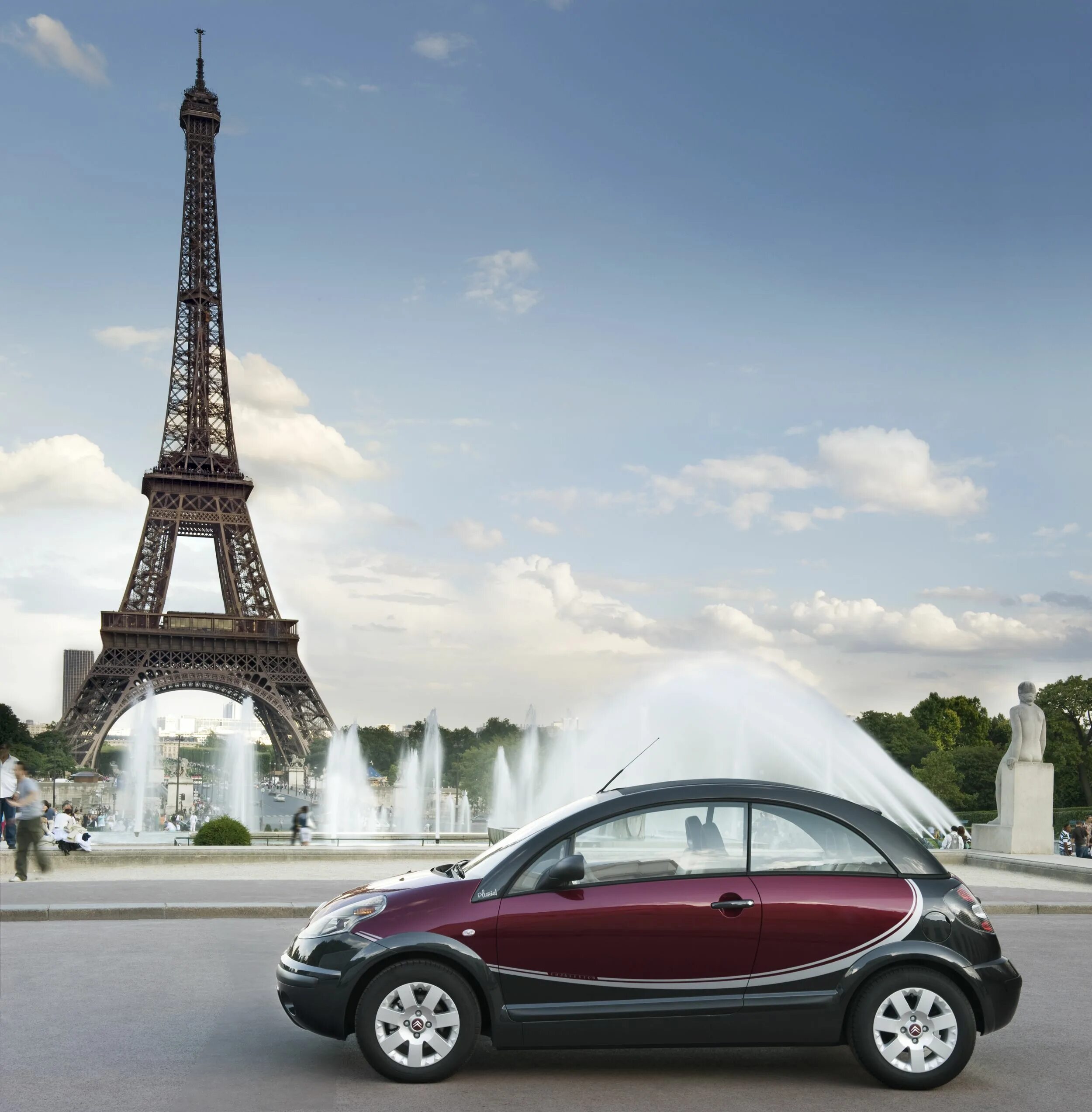 Citroën #C3 with a view! Ooh la-la! #EiffelTower