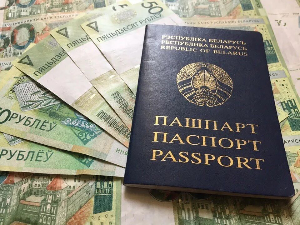 Товары под 4 процента на белорусские кредит. Деньги в долг Беларусь. Белорусские деньги в руках.