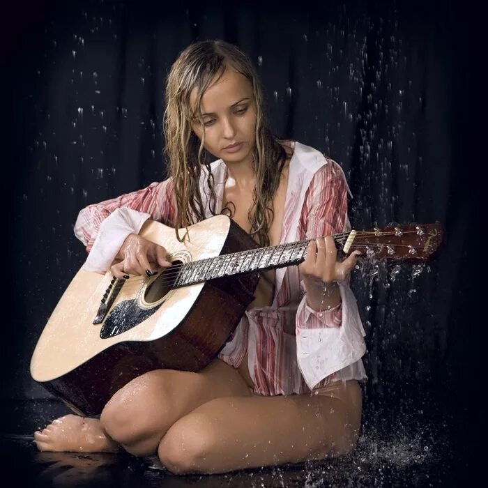 Музыка женщина дня. Девушка с гитарой поет. Поющие гитары. Гитара дождь. Девушка играет на гитаре.