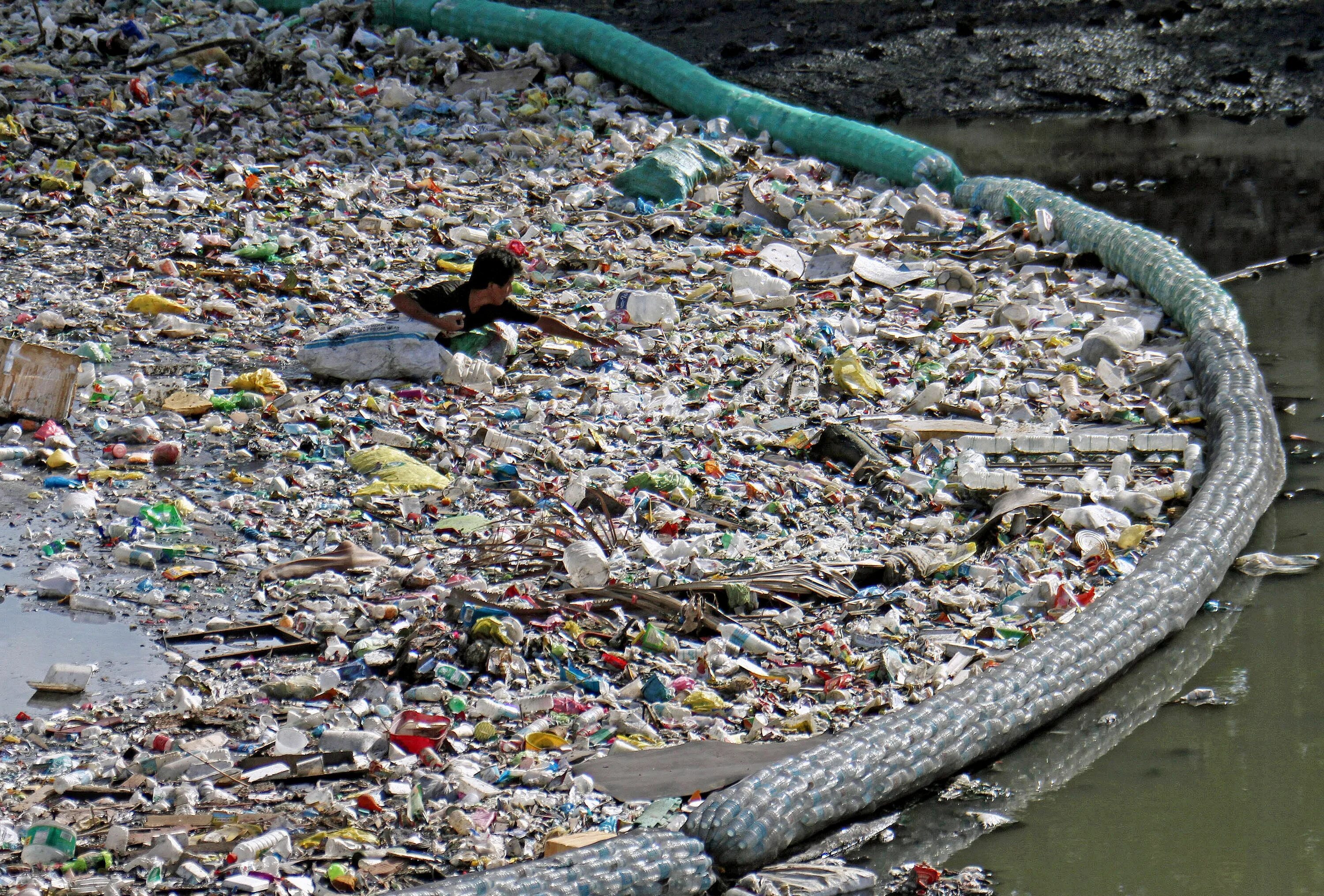 Загрязнение рек морей. Water pollution остров из пластика. Загрязнение океана. Пластиковое загрязнение. Загрязнение пластиком.