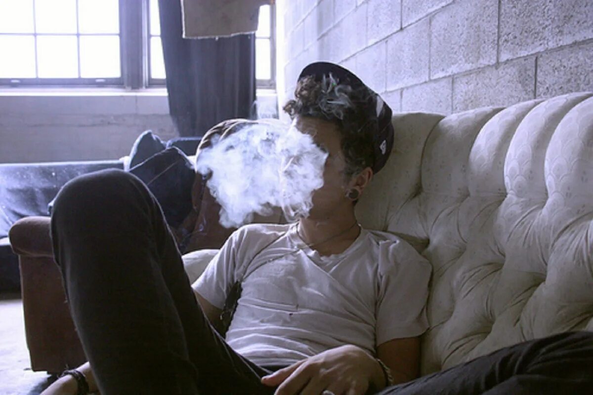 Девочка на диване арт. Где то на диване я сижу курю. Аниме девочка с сигаретой. Мужчина лежит на диване. Пацаны курят.