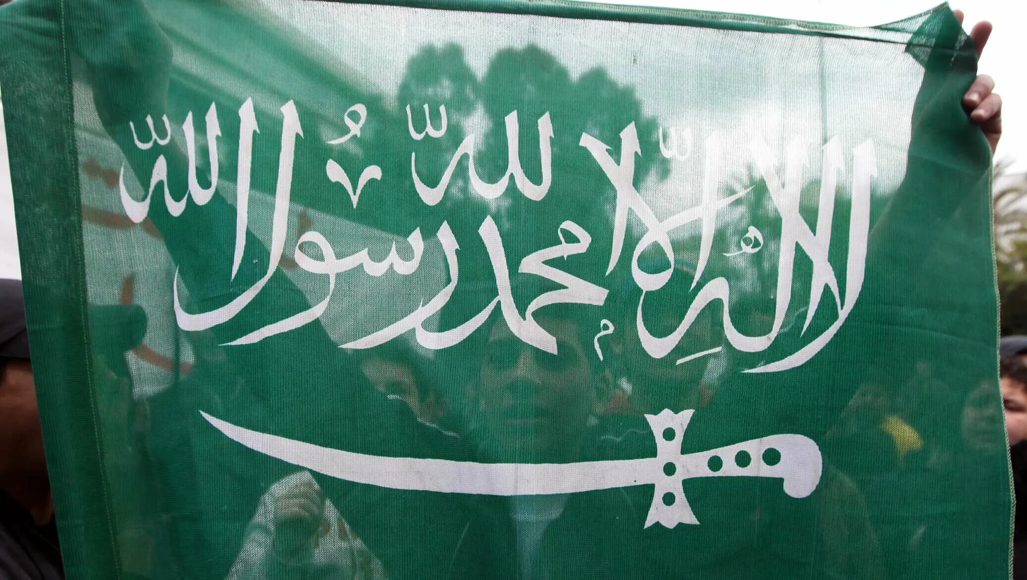 Флаг Саудовской. Флаг Саудии. Флаг Саудовской Аравии фото. Флаг Саудовской Аравии черный.
