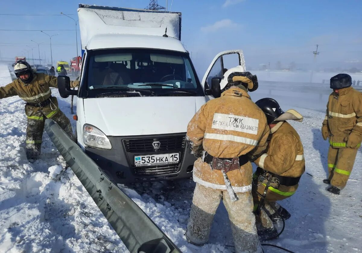 В следствии снежных заносов. Снежные заносы в Казахстане. Снежные заносы на трассе. МЧС Казахстана. МЧС Казахстана машина.