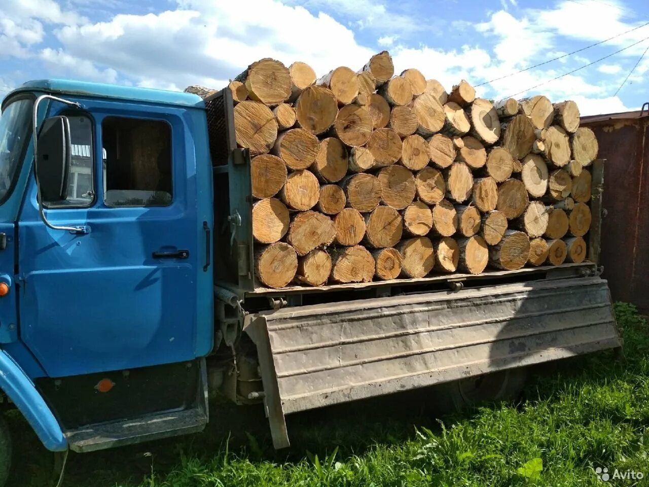 Сколько дров в газели. ЗИЛ С дровами 8кубов. Машина на дровах. Куб дров. Дрова в ЗИЛЕ.