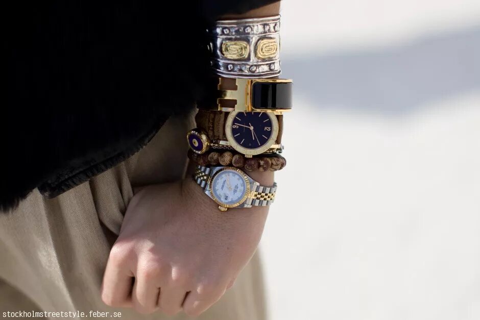 Несколько пар часов. Несколько пар часов. Мужская и женская рука с часами. Серебристые часы с золотыми украшениями. Умные часы на руке.