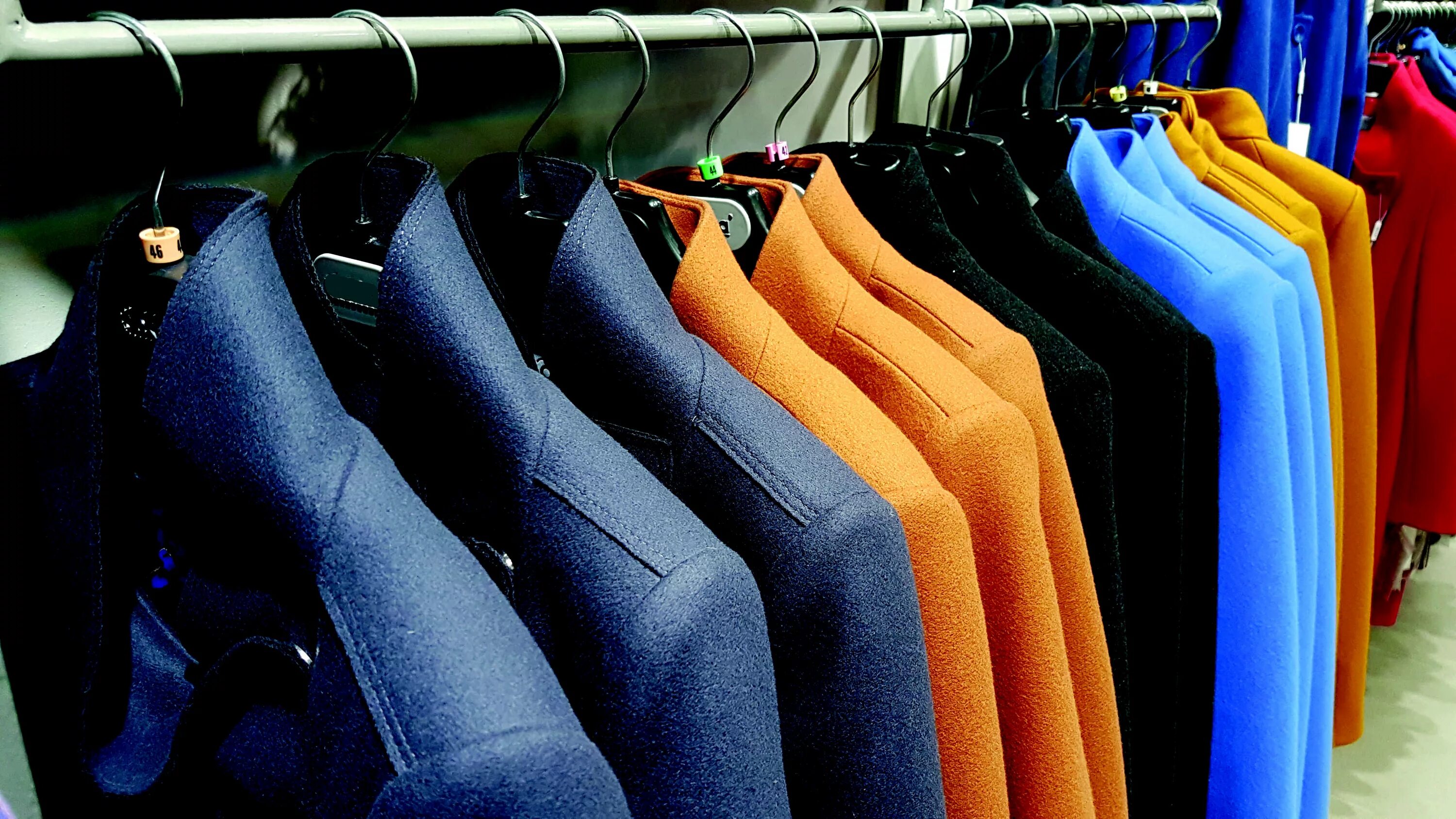 Оптовый склад одежды. Склад магазина одежды. 7 опт одежда. Много футболок на вешалке. Вешалка для одежды.