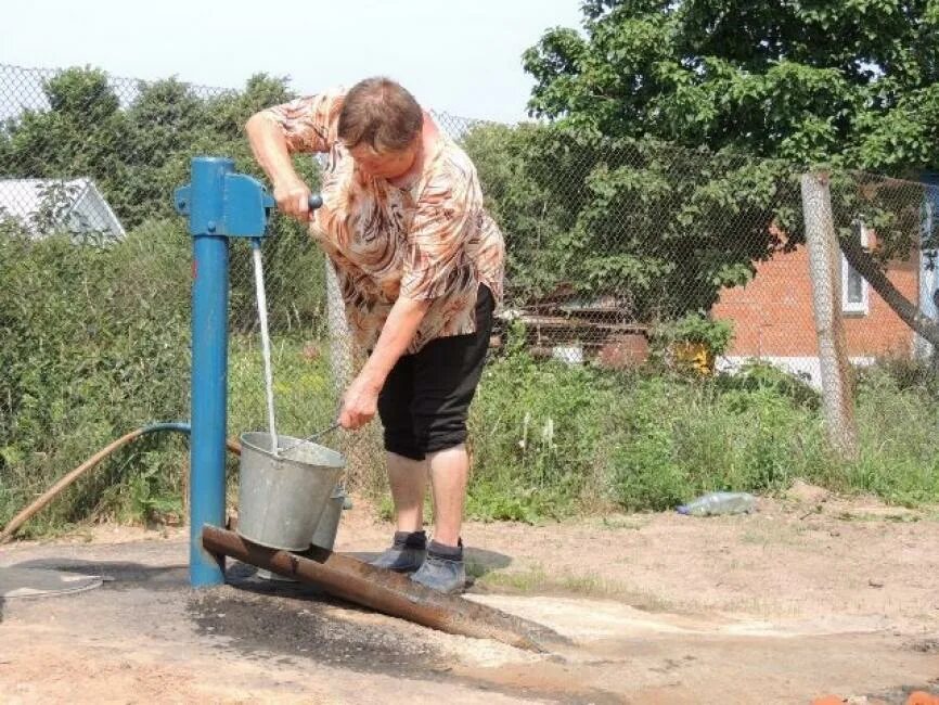 Колонка воды в деревне. Деревенская колонка для воды. Водоснабжение в деревне. Водяная колонка на улице.