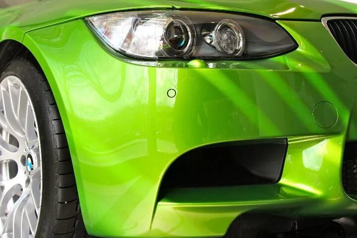 Салатовый цвет краски. БМВ зеленый металлик хамелеон. Краска автомобильная зеленая. Салатовая краска для авто. Краска автомобильная зеленый металлик.