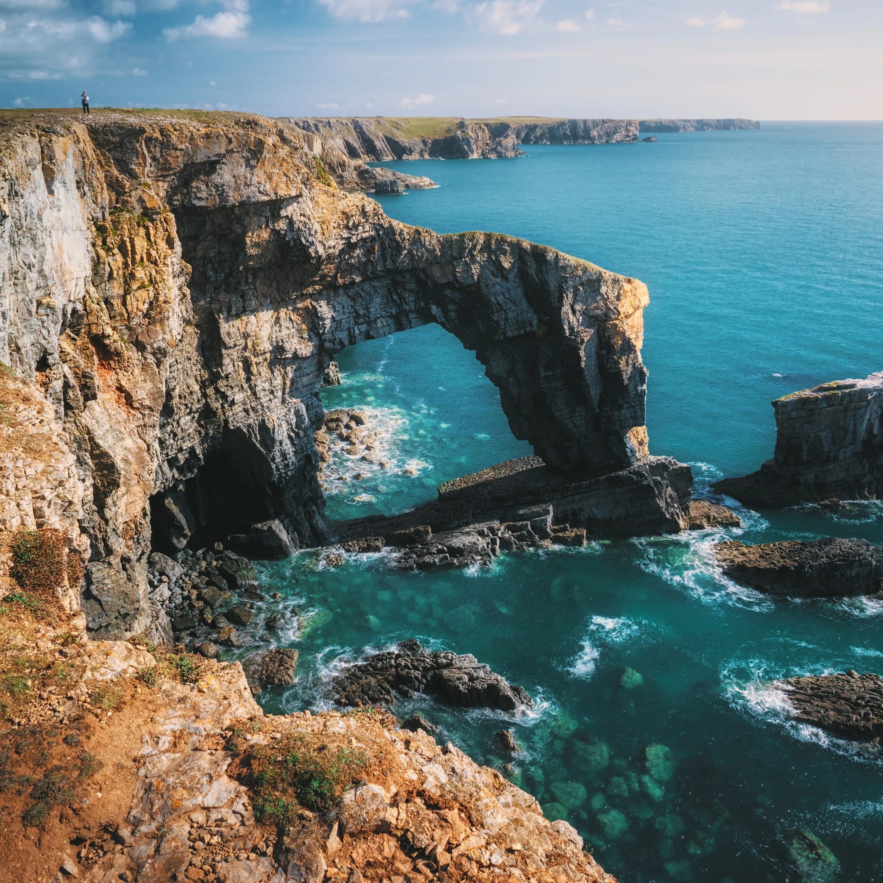 Арка море. Pembrokeshire Coast. Национальный парк Уэльса изучение пляжа.