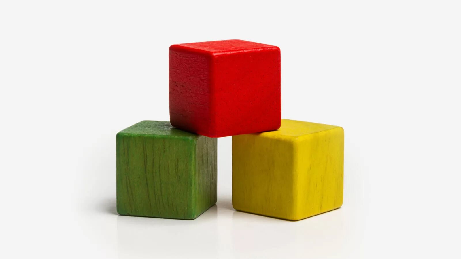 Три кубика. Кубики друг на друге. Кубики стоят друг на друге. Кубики лежат.