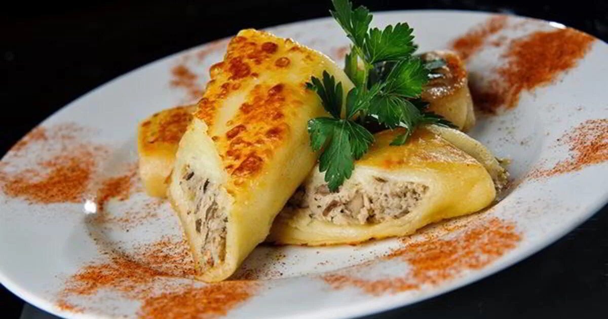 Блинчики с куриным фаршем. Блинчики с курицей. блинчики с курицей и сыром. блинчики с грибами и сыром. блинчики с куриным филе и сыром.