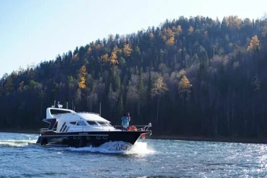 Бирюсинский залив на яхте. Прогулки по Красноярскому морю. Катер на Красноярском море. Яхты красноярск