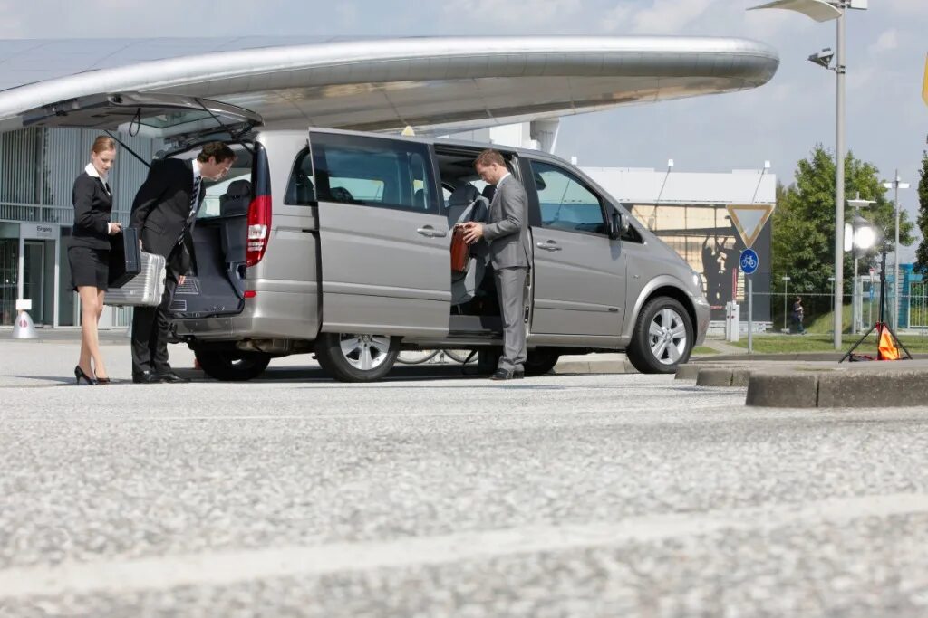 Аренда трансфера. Мерседес Вито аэропорт. Mercedes Vito Airport transfer. Мерседес Виано. Трансфер аэропорт Виано.