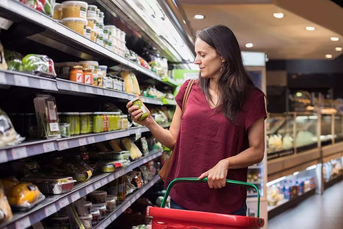 Люди в магазине. Покупатель в магазине. Продукты в супермаркете. Покупатель в супермаркете. Выгодно купить продукты