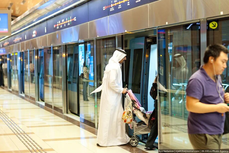 Метро ОАЭ Дубай. Станции метро Дубай. Метро Дубай вагоны. Золотой вагон метро Дубай. Как купить в метро дубай