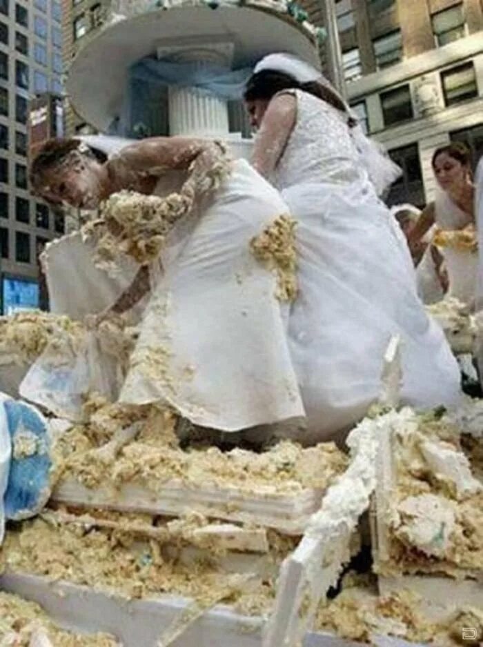 Девушку ткнули лицом в торт штырь. Уронили свадебный торт. Упал свадебный торт. Смешной свадебный торт. Падающий торт на свадьбу.