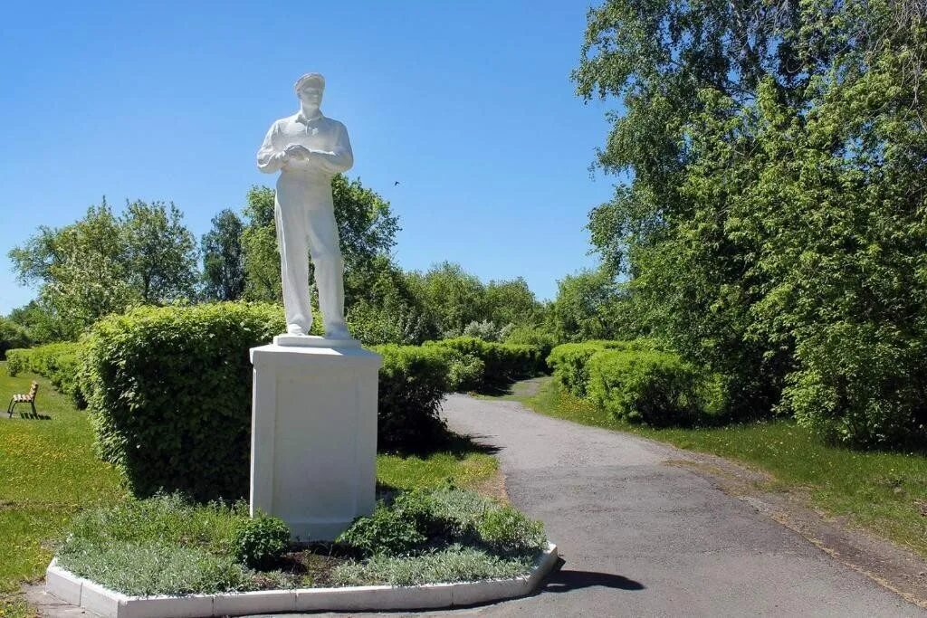 Медвежьи озера памятник. Санаторий Медвежье Курганская область. Курорт озеро Медвежье Курганская область. Санаторий озеро Медвежье Курганская область. Санаторий озеро Медвежье фото.