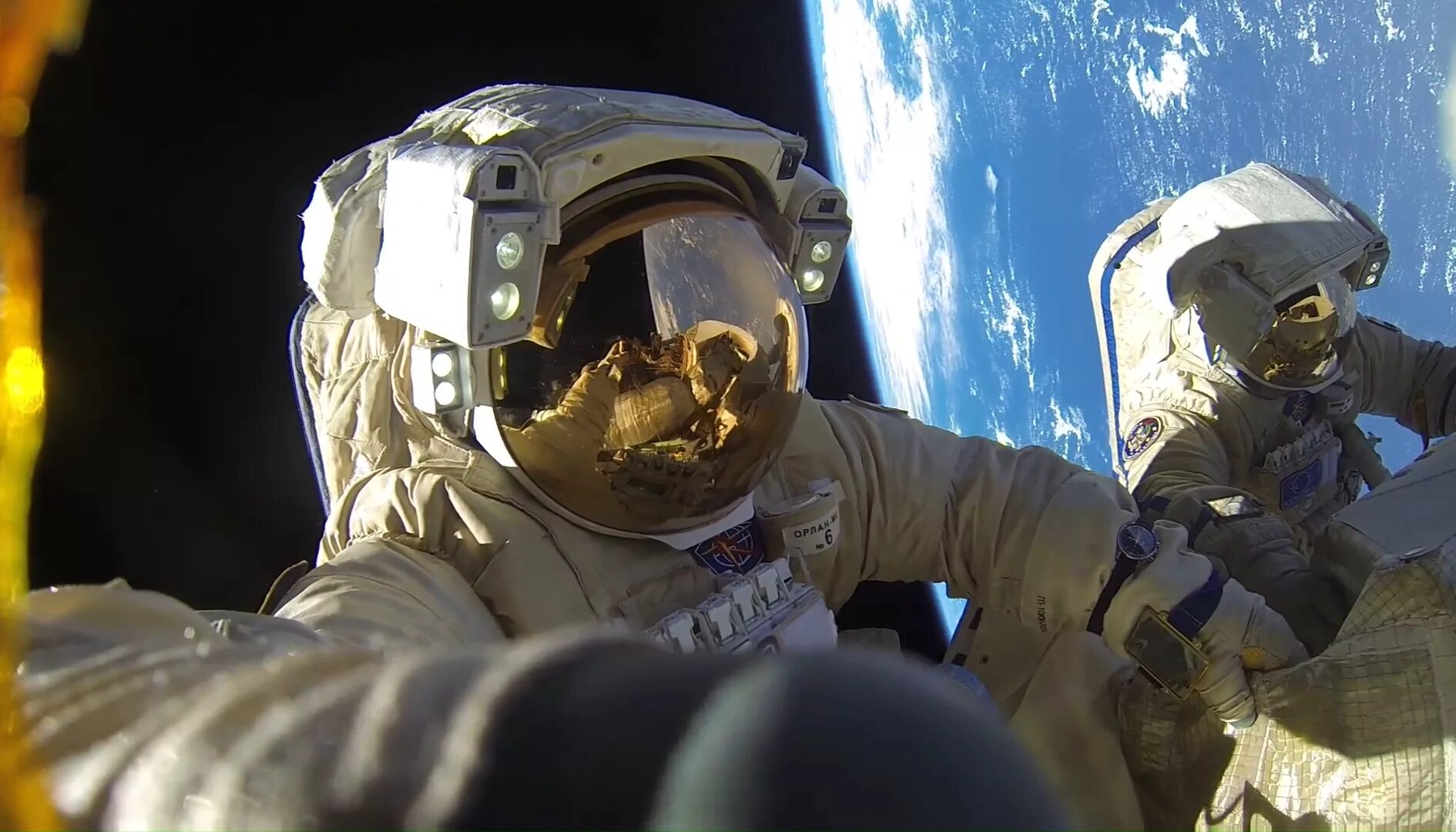 Первый астронавт вышедший в космос. Скафандр Орлан МКС. Орлан 78 скафандр. Космонавт в открытом космосе Роскосмос.