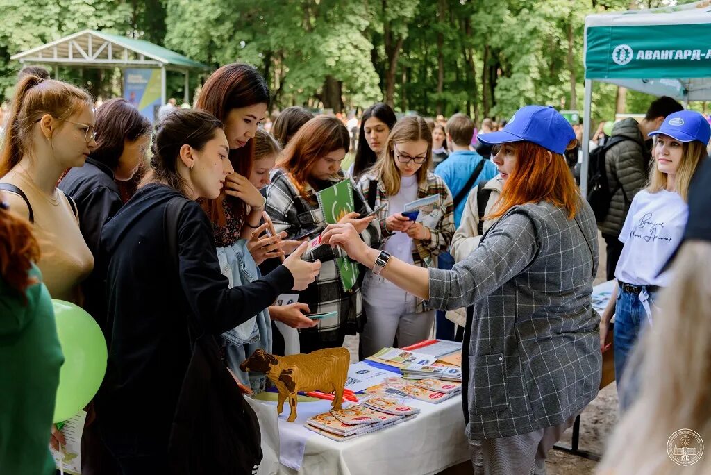 Почти 2000 человек