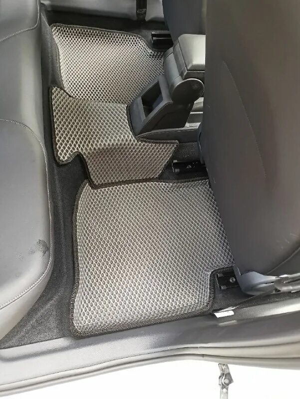 Коврики jetta vs5. Volkswagen jetta 2020 эва коврики. Крепление ковриков фольксваген джетта 6. Коврики jetta vs5. 5c7061550e 041.