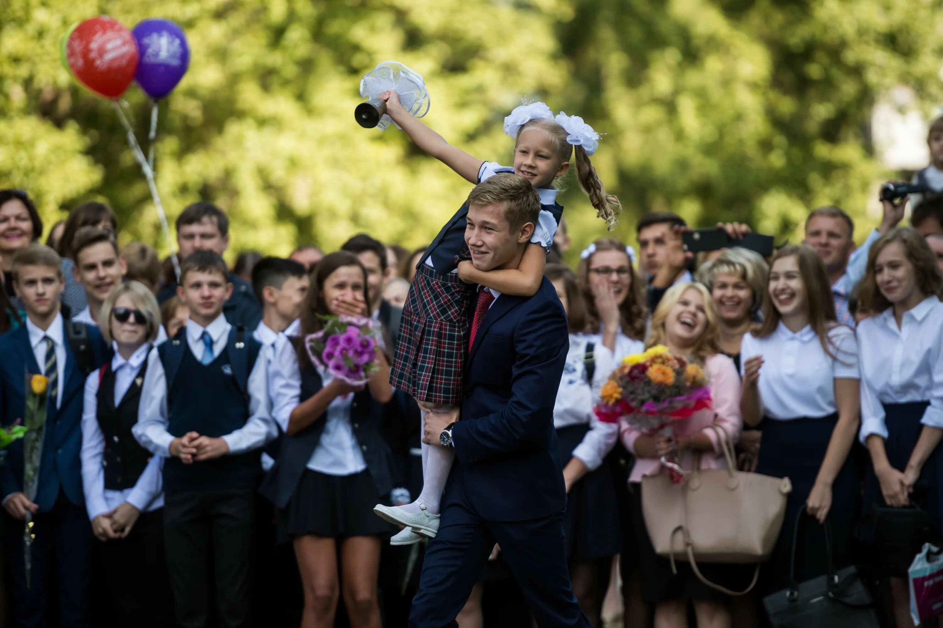 Образование в новом учебном году. Празднование дня знаний. Школьные праздники. Школьники 1 сентября. Празднование 1 сентября.