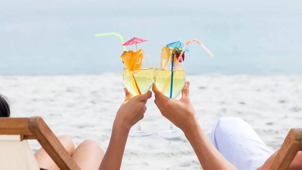 Где провести отпуск недорого. Коктейль на пляже. Лето отпуск. На шезлонге с коктейлем. Девушка на море с коктейлем.