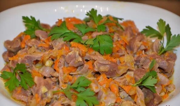 Куриные желудки тушеные с морковью. Куриные сердечки на сковороде с луком и морковью. Тушеные желудочки куриные. Желудочки куриные в сметане. Тушеные желудочки куриные.
