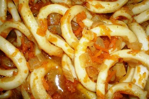 Фото рецепт кальмары жареные с луком. Кальмар жареный с луком. Жареный кальмар с овощами. Кальмар на сковороде. Жареные кальмары на сковороде с луком.