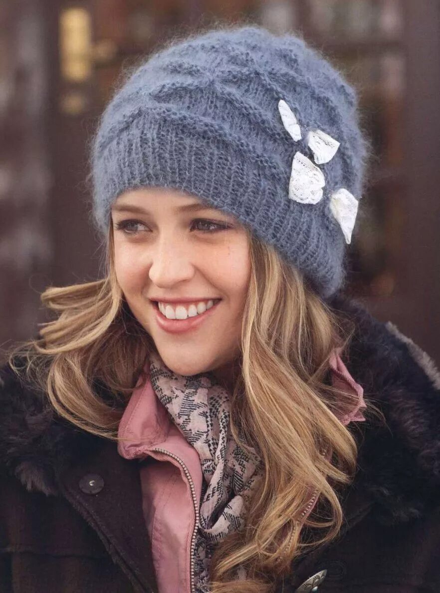 Шапка вязаная. Зимние вязаные шапки для женщин. Зимняя шапка спицами для женщины. Вязание спицами шапки для женщин.