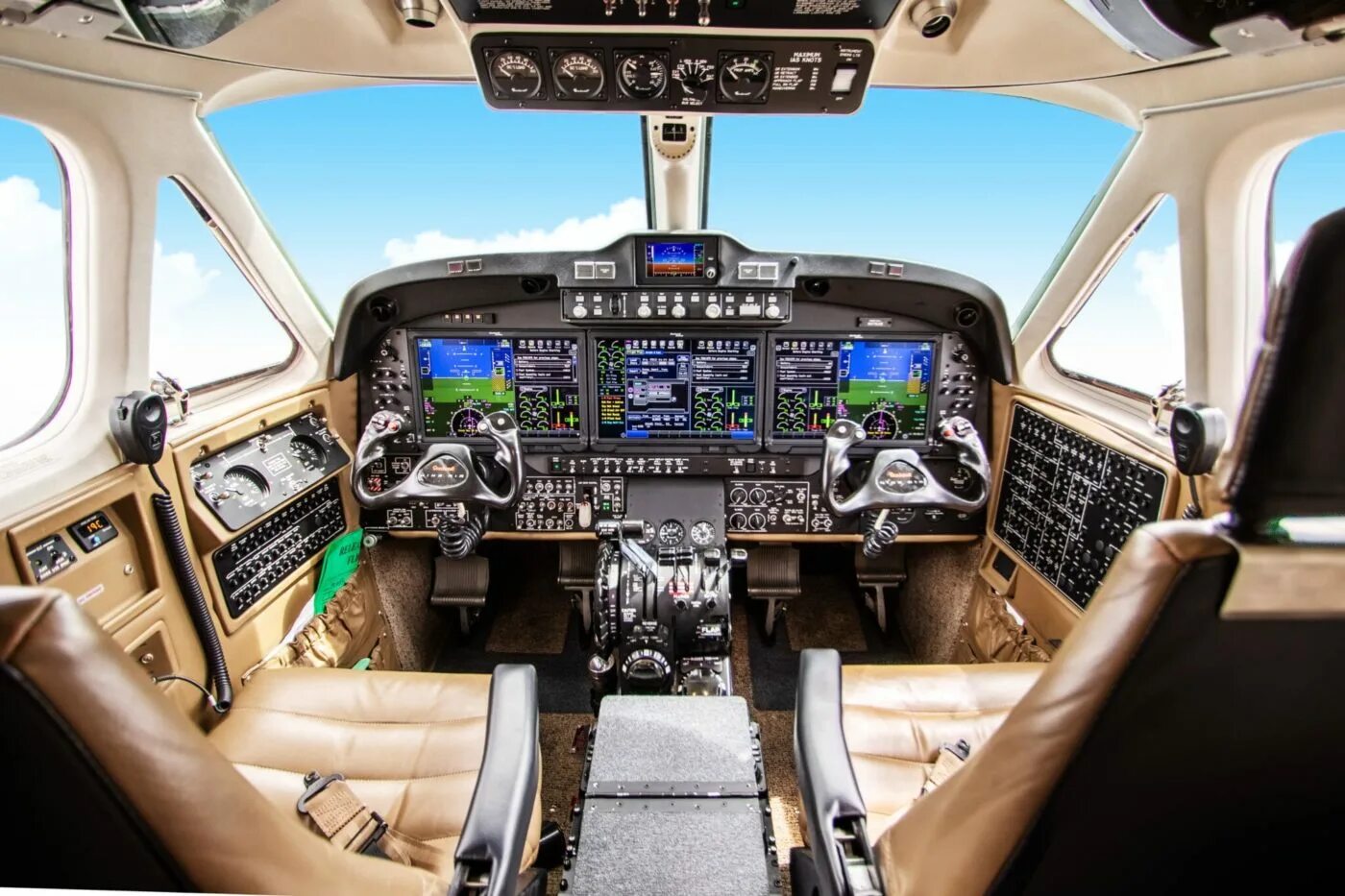 Установите соединение с кабиной. Beechcraft King Air 350i. King Air 350i Cockpit. Beechcraft King Air 350i Cockpit. Beechcraft 350 super King Air.