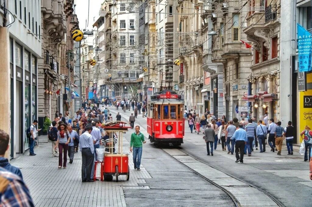 Улица Истикляль и Таксим в Стамбуле. Площадь Таксим и улица Истикляль. Истикляль Авеню. Улица Истикляль Галата.
