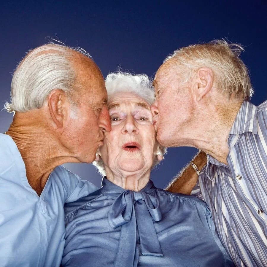 старики друзья. дедушка и девушка. девочка с дедушкой. фотографии бабушек и дедушек. много стариков.