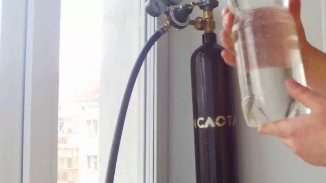 Газирование воды в домашних условиях. Самодельный аппарат для газирования воды. Газирование углекислотой. Газировать воду. Газирование воды из огнетушителя.