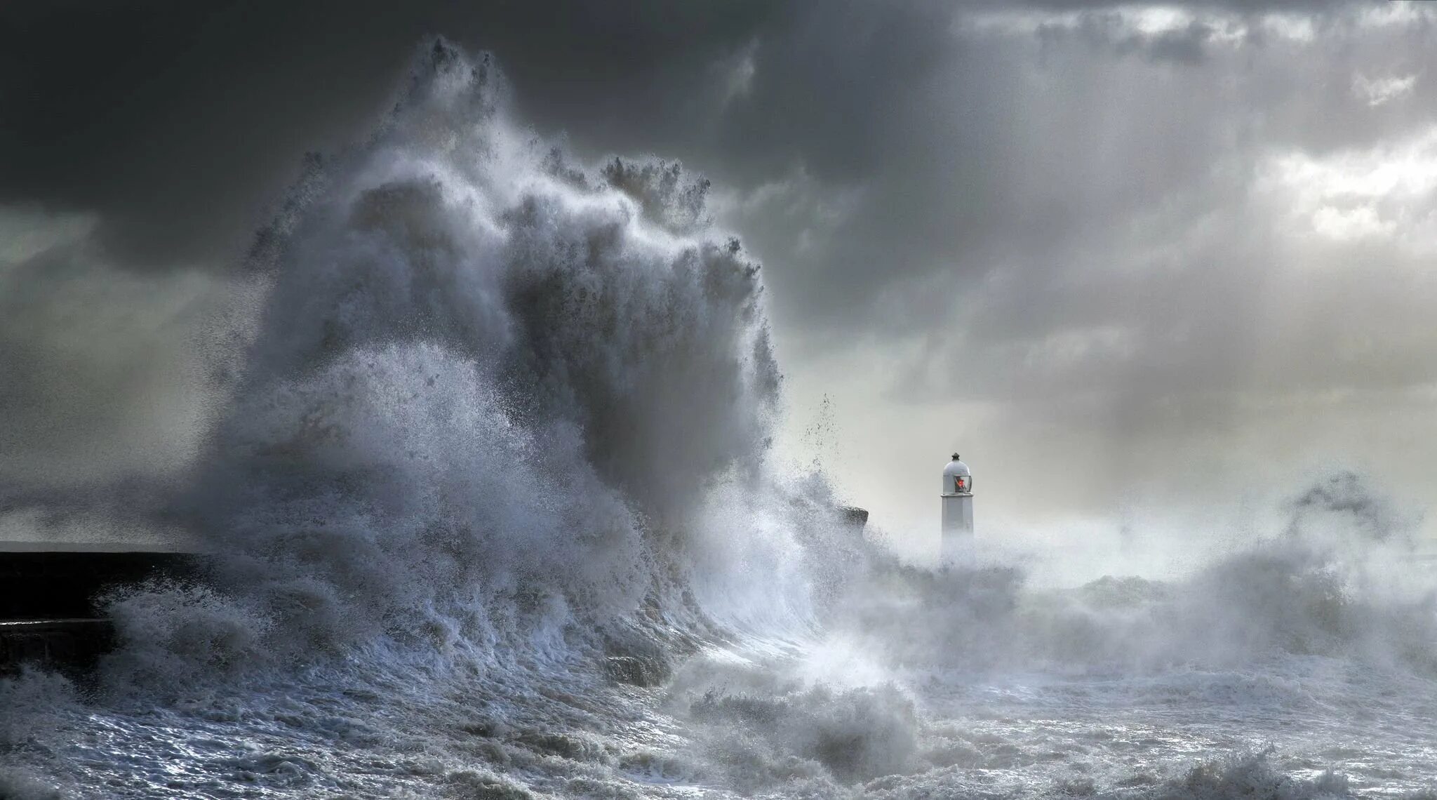 К чему снится шторм большие. «Шторм на черном море». Ацвазовский. Маяк Севастополь шторм. Атлантический океан шторм. Балтийское море штормит.