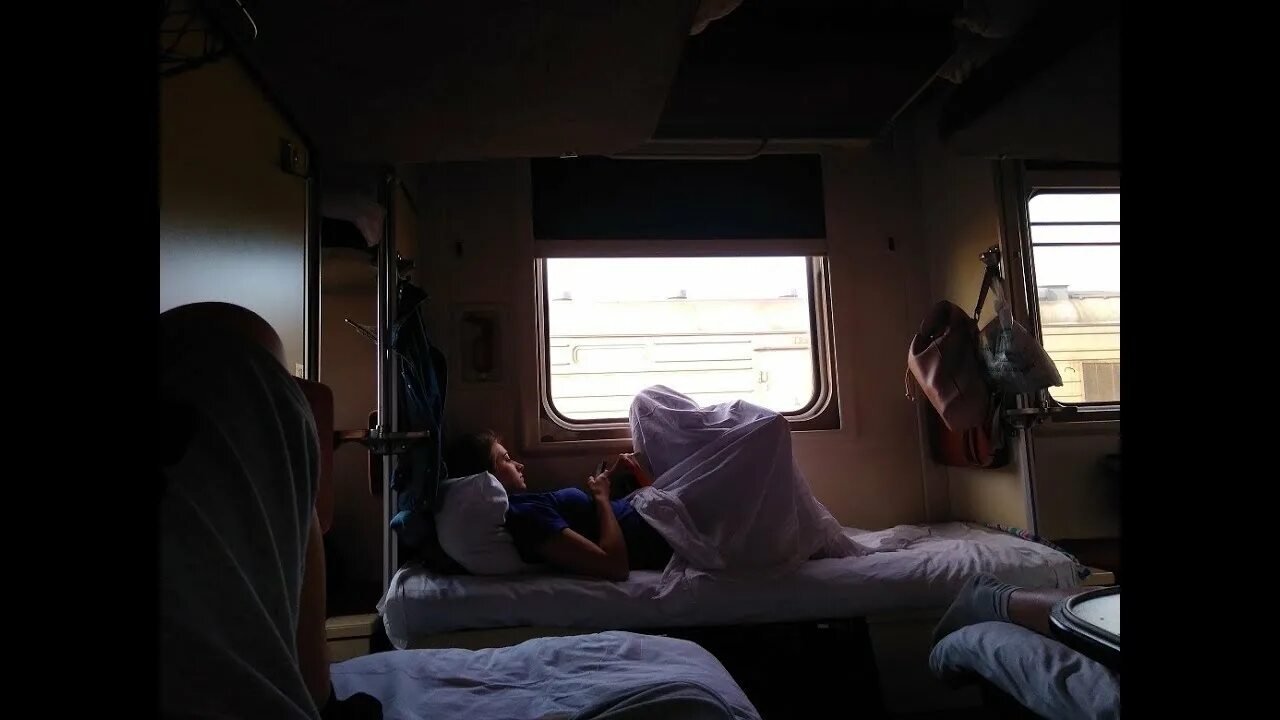 Девушка в поезде ночью. Купе поезда ночью. Вагон поезда. Девушка в вагоне поезда. Разговор в поезде.