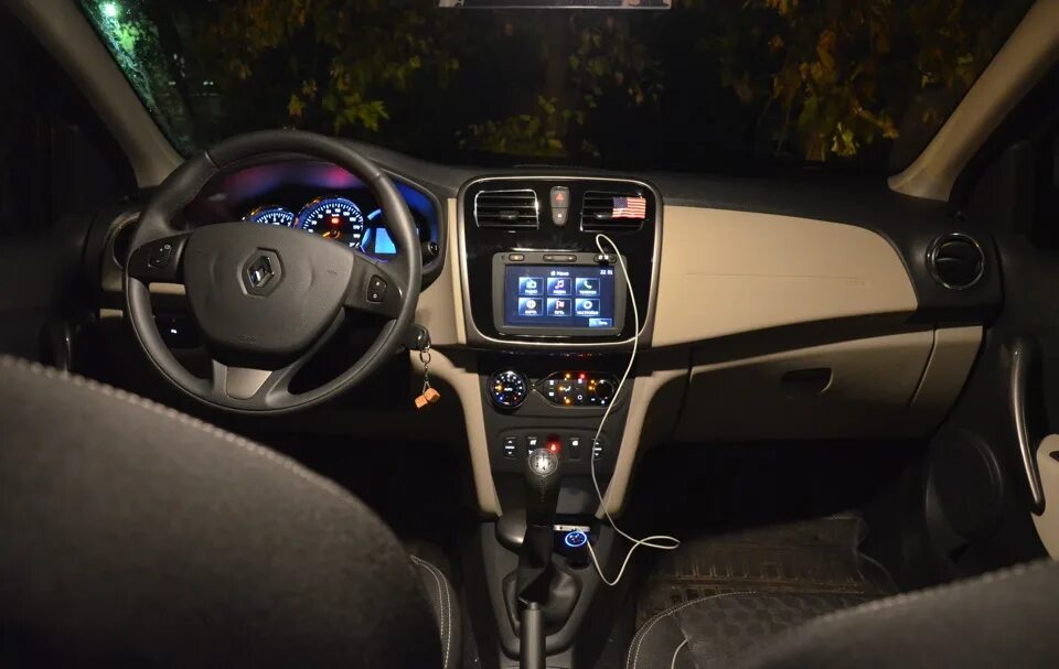 Андроид рено логан 2. Renault logan 2 салон ночь. логан 2 ночной салон.