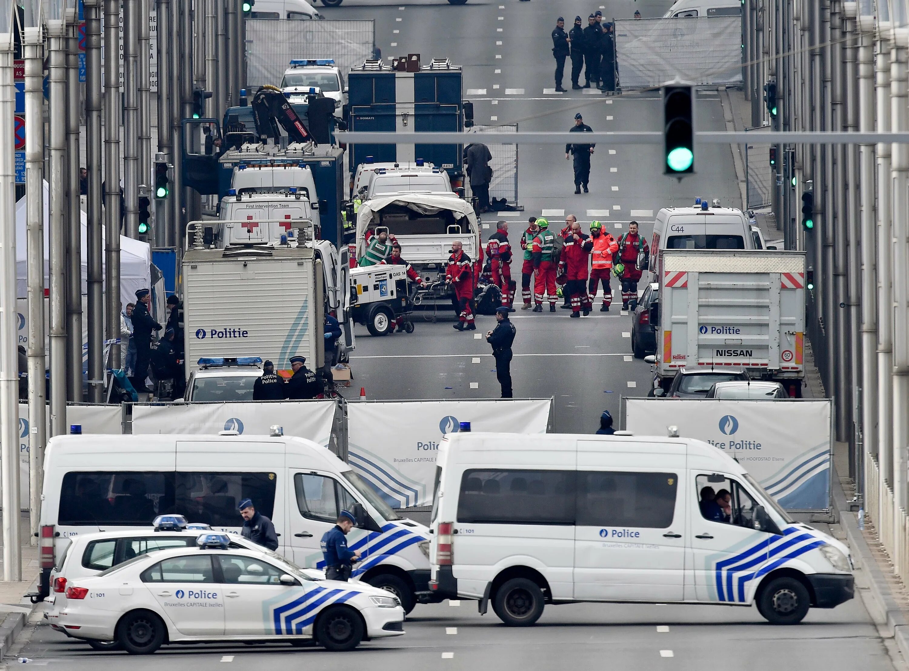 Теракт в Брюсселе 2016 фото. Террористические акты в Брюсселе Брюссель Бельгия. Спасатель 2016.