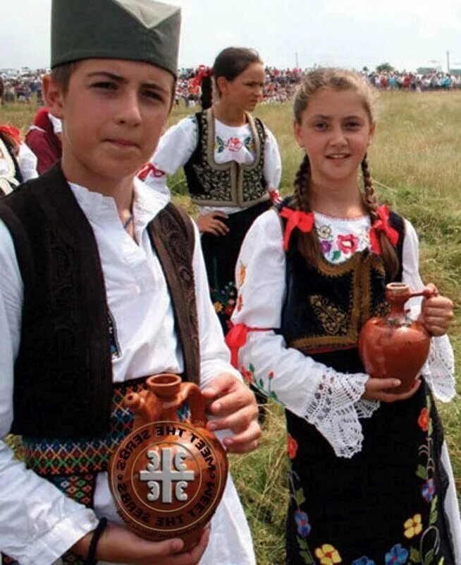 Сербы славянский народ. Сербия народ. Горанцы народ. Национальная одежда сербии. Фенотип сербов.