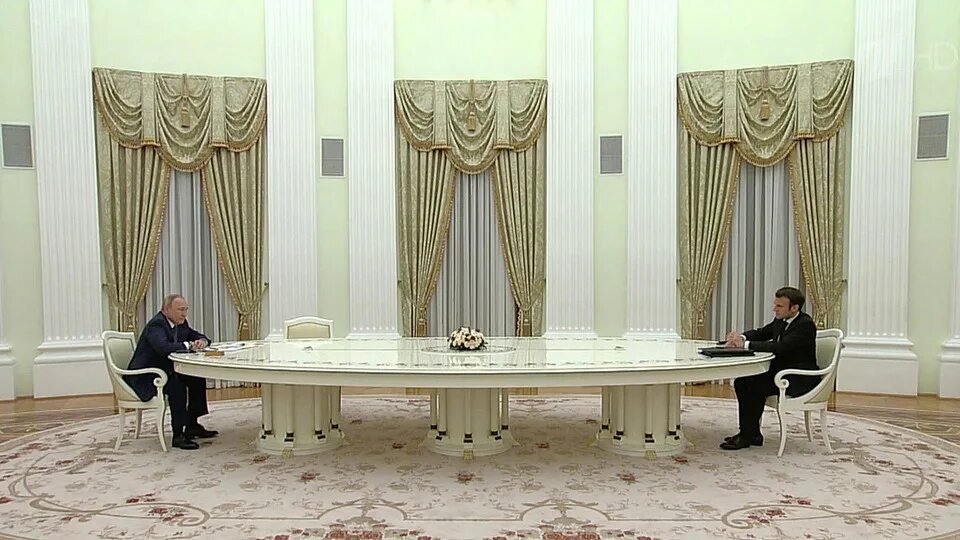 Переговоры россии и франции. Стол переговоров Путина и Макрона. Длинный стол Путина.