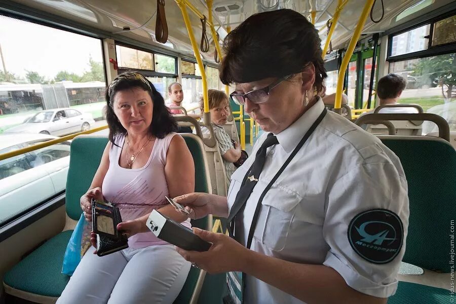 Бабы в общественном транспорте. Женщина в автобусе. Транспорт. Грудь в общественном транспорте.